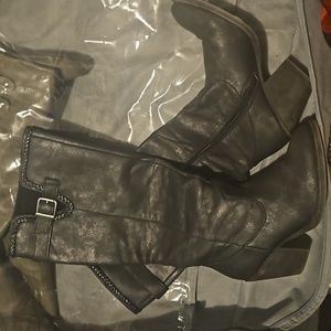 Black boots with buckles